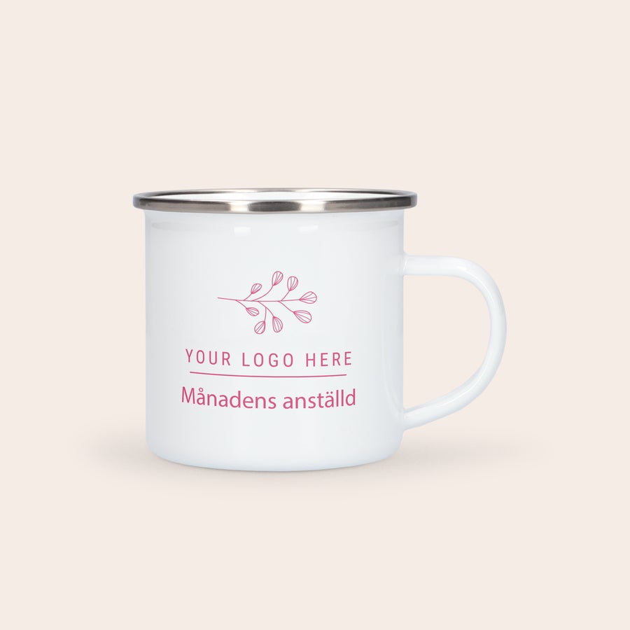 Personlig Emaljmugg Vit emaljmugg med silverkant, tryckt med en rosa logotyp och texten "Månadens anställd". Personalisera denna super snygga emaljmugg.