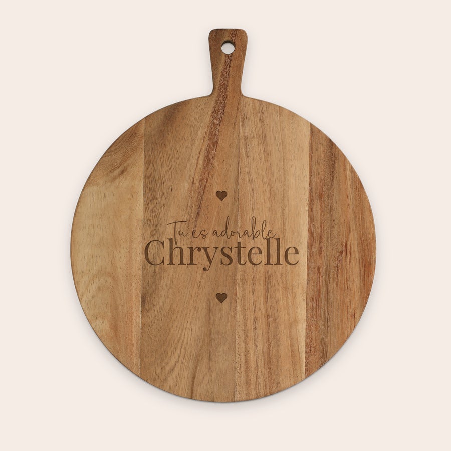 Planches à découper personnalisées Plateau de service en bois rond avec prénom Chrystelle gravé au laser et coeurs