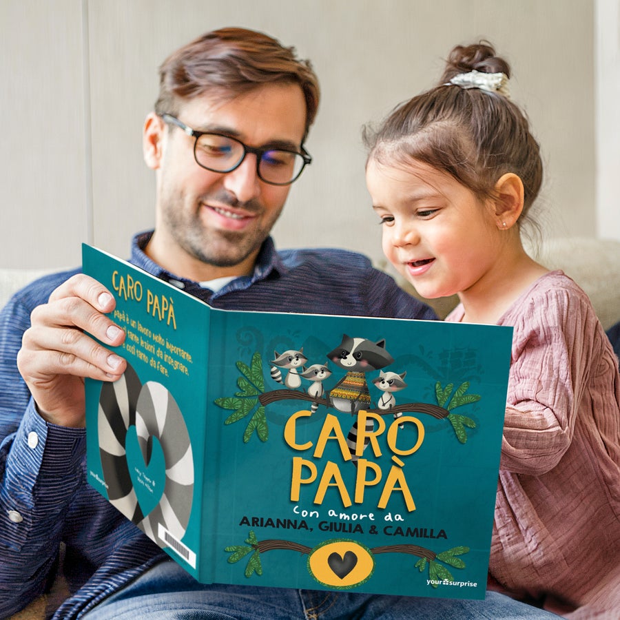 Caro Papà - Libro Personalizzato Padre e figlia leggono il libro personalizzato Caro Papà con dedica "con amore da Arianna, Giulia & Camilla". Racconta al Papà chi è il tuo Eroe!