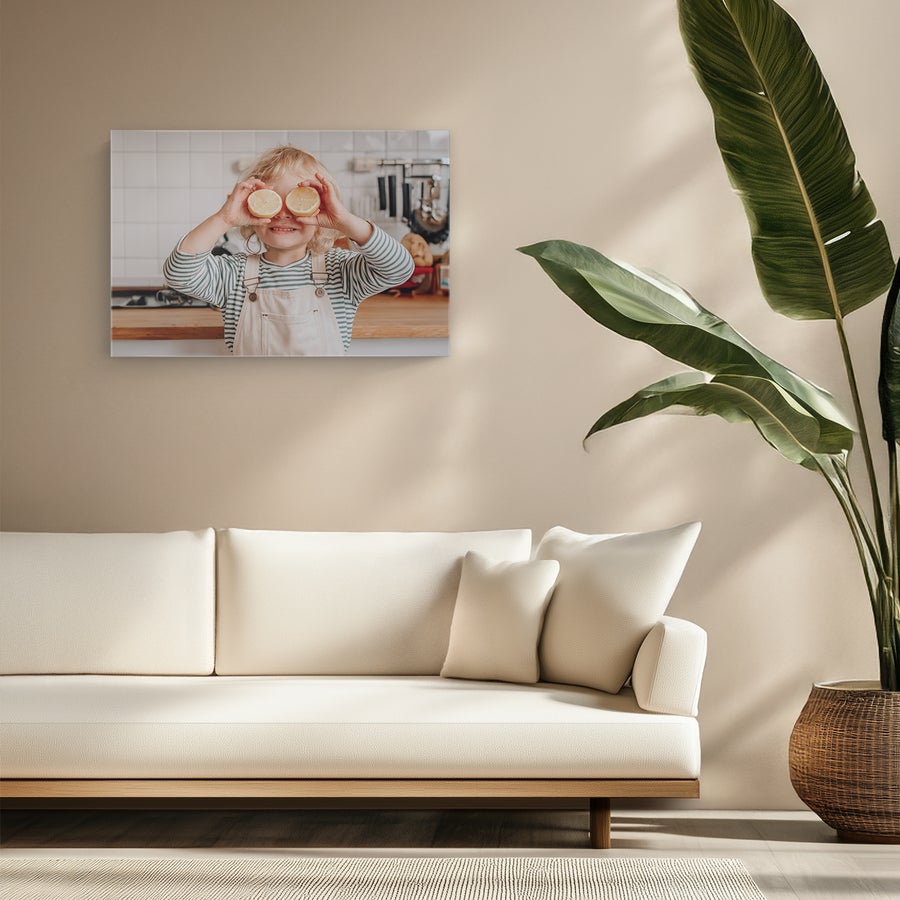 Photo sur toile Toile personnalisée imprimée avec une photo d'enfant joyeux tenant deux moitiés de citron devant ses yeux