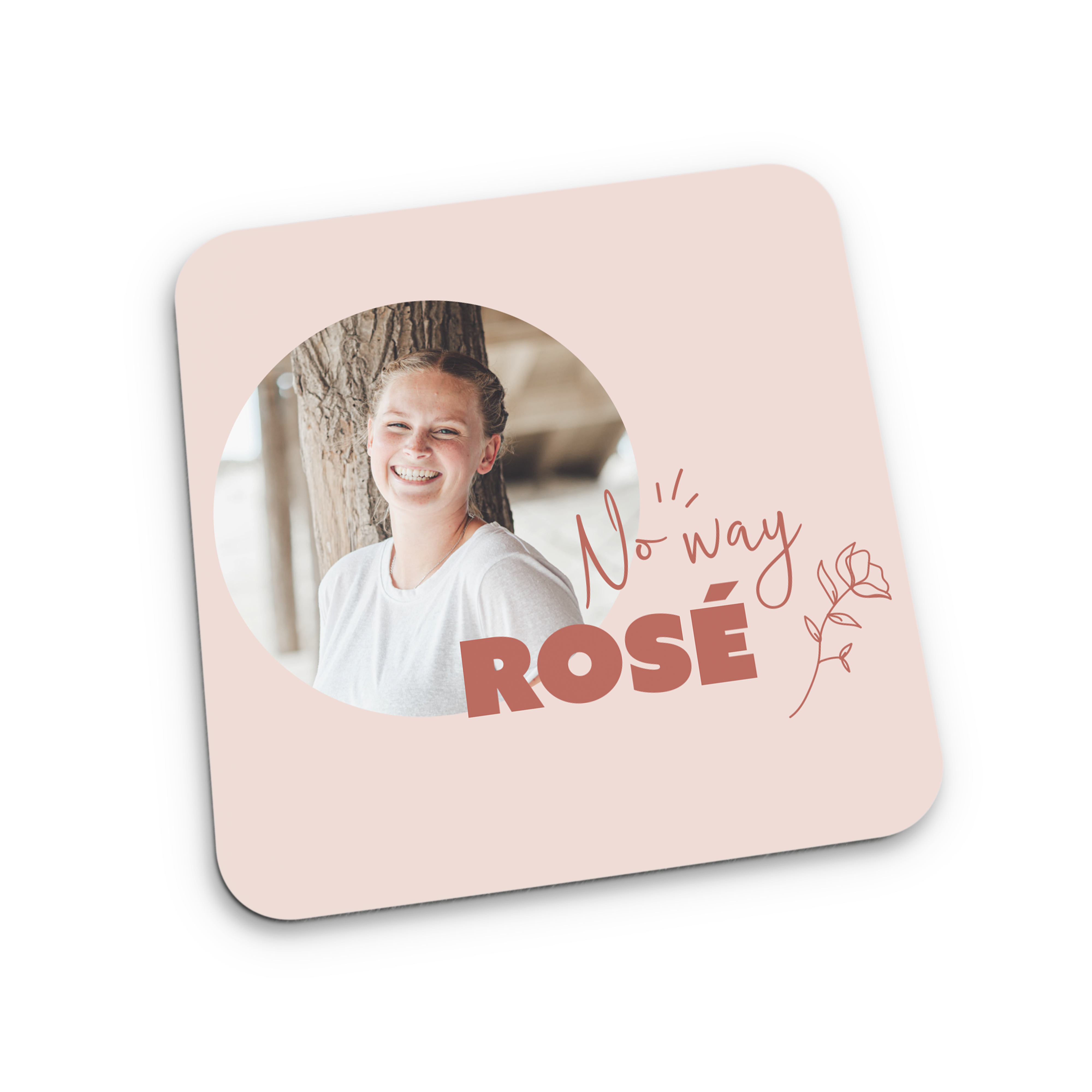 Personlig bordskåner med et trykt foto af en kvinde, tekst No way ROSÉ og blomstermotiver