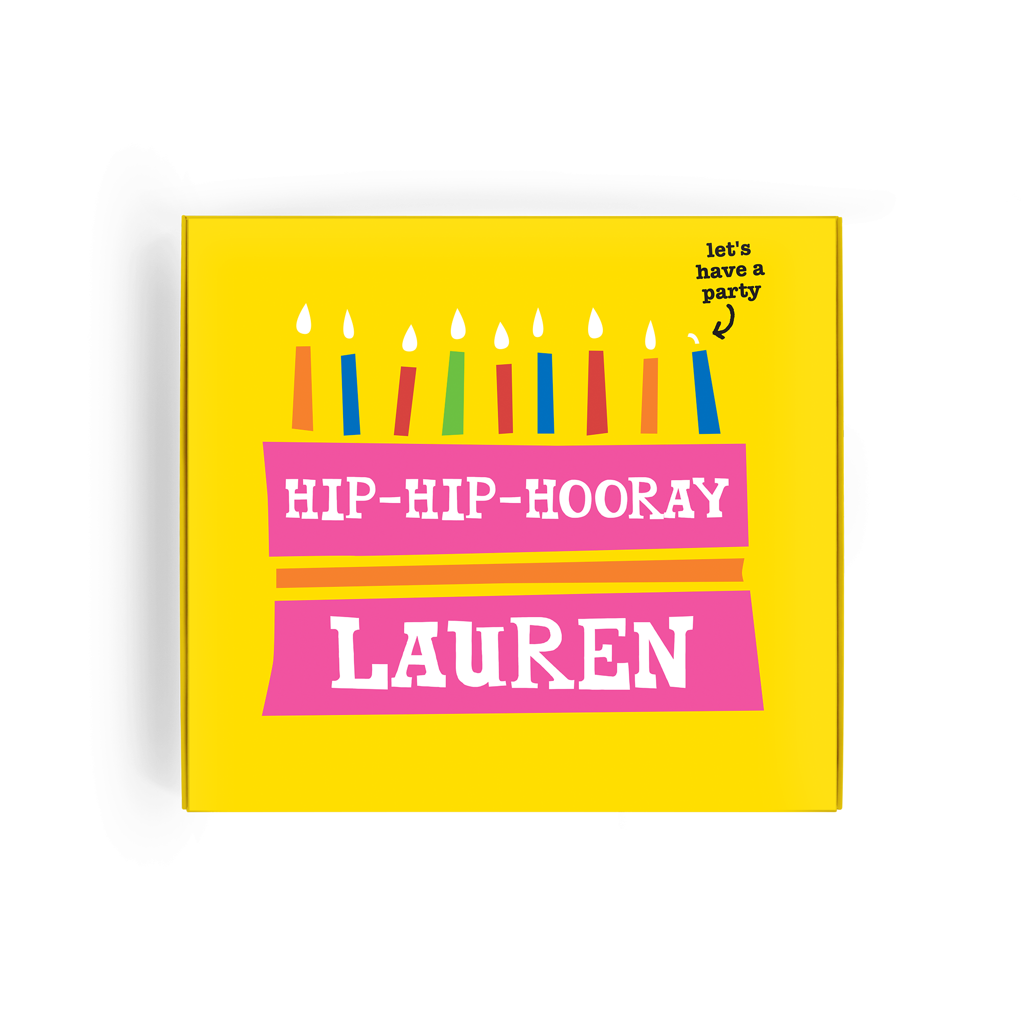 Caja de regalo personalizada con un diseño de pastel de cumpleaños con velas de colores e impresa con "Hip-Hip-Hooray" y "LAUREN", una sorpresa verdaderamente personal.