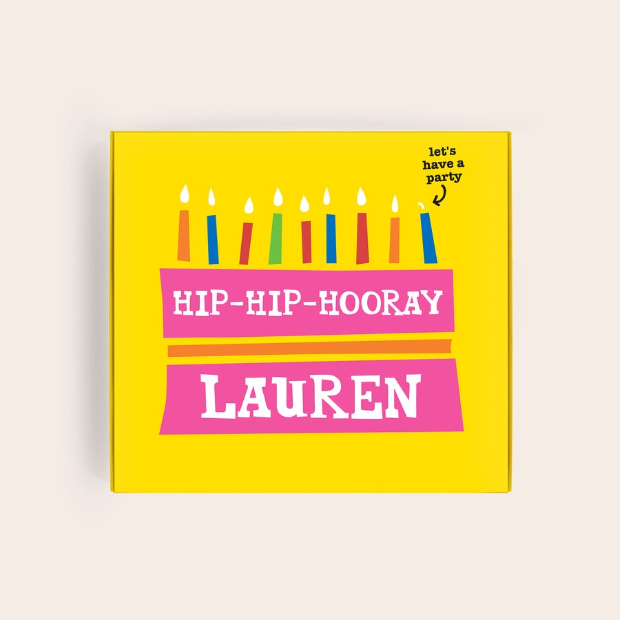 Tony's Chocolonely darčeková krabička Darčeková krabička Tony's Chocolonely Lieskové Oriešky s narodeninovým dizajnom, menom Lauren a nápisom Hip-Hip-Hooray.