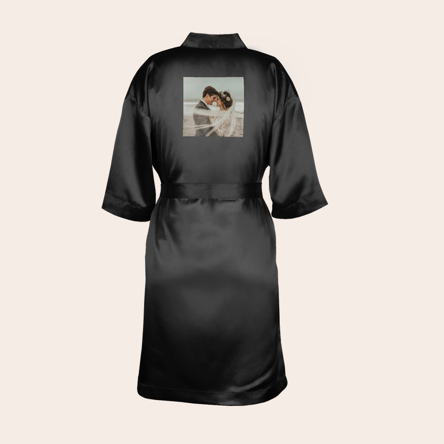 Morgenmantel personalisiert Schwarzer personalisierter Kimono mit aufgedrucktem Foto eines Hochzeitspaares, um deine Liebsten zu überraschen.