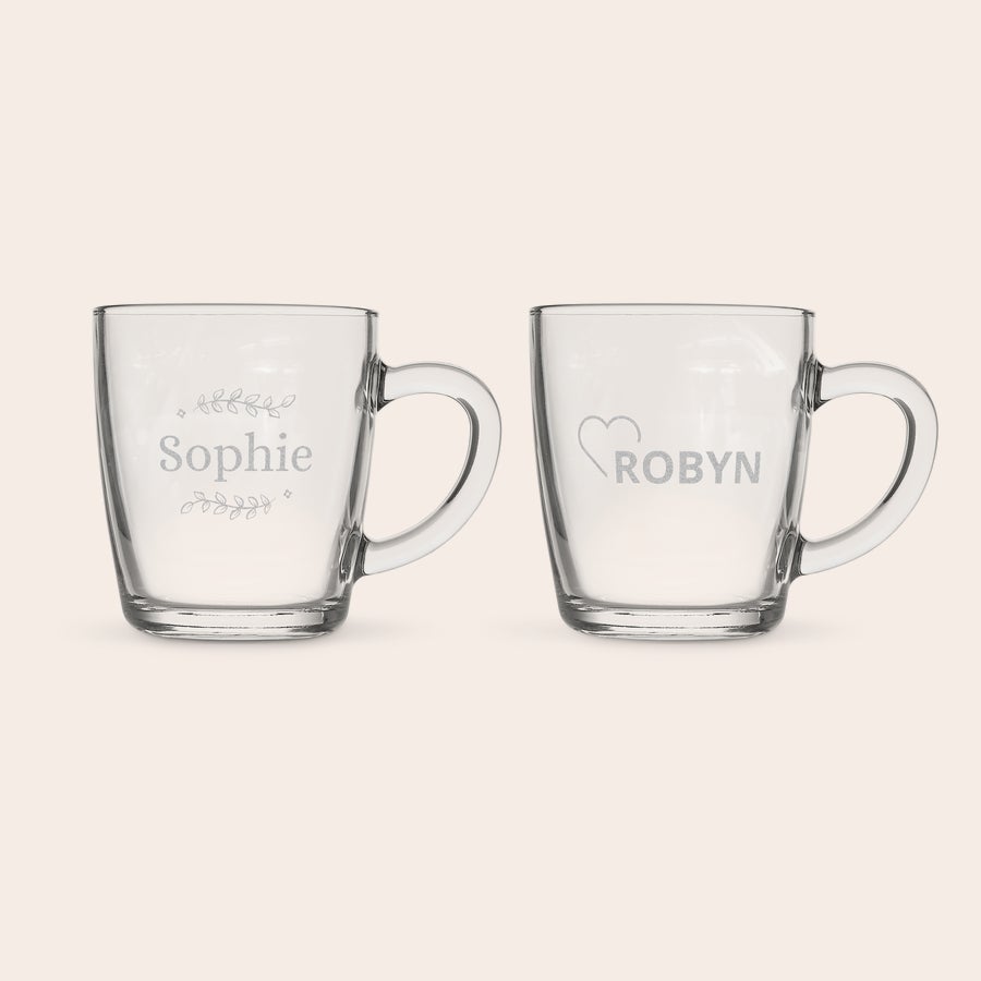 Teáspohár - Gravírozott Két egyedi gravírozott teás pohár, "Sophie" és "Robyn" nevekkel, személyes szövegeddel.