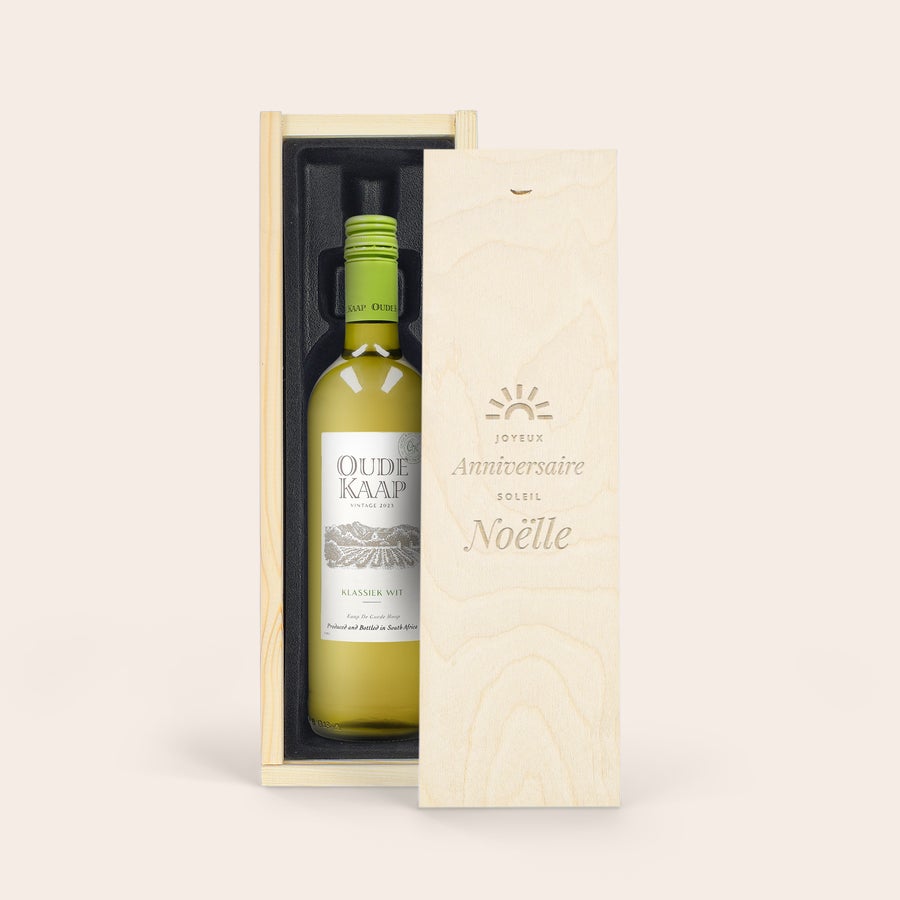 Coffret vin personnalisé - Oude Kaap - blanc Bouteille de vin blanc Oude Kaap dans un coffret en bois gravé avec Joyeux Anniversaire et Noëlle.