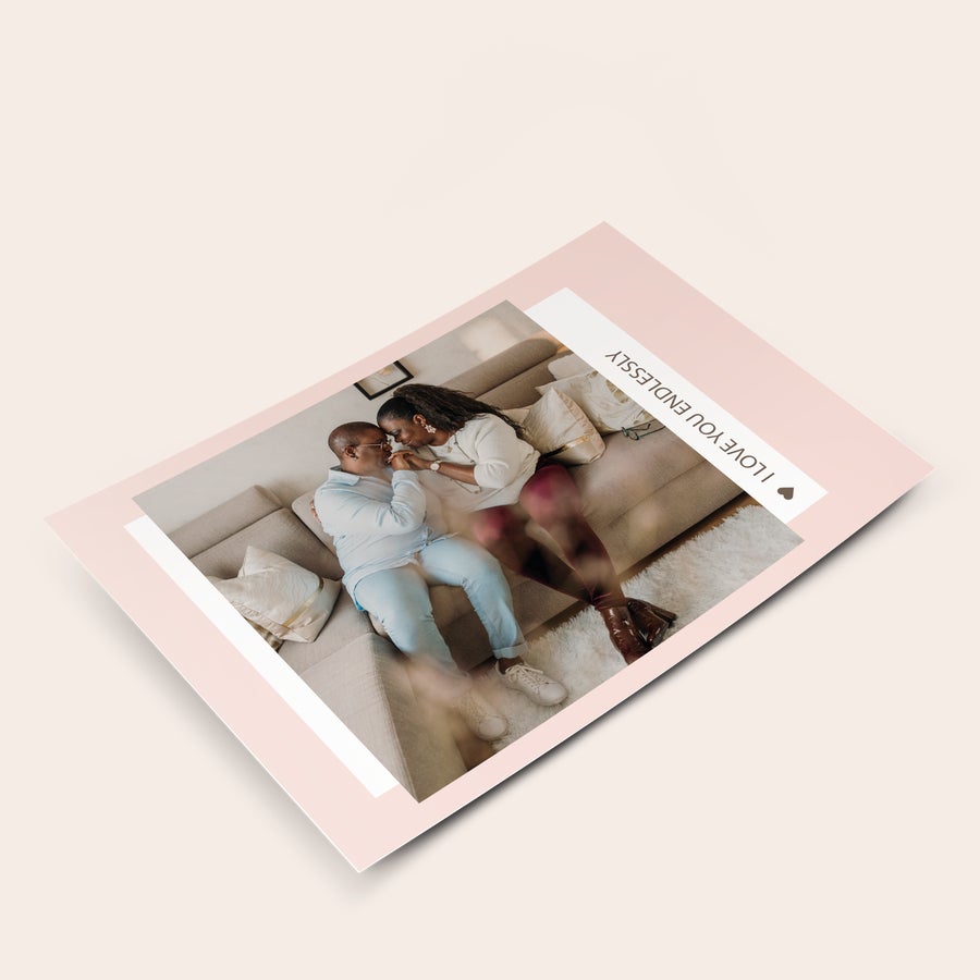 Tarjeta de San Valentín con foto Tarjeta de felicitación personalizada con foto de pareja cariñosa en el sofá y texto "I LOVE YOU ENDLESSLY".