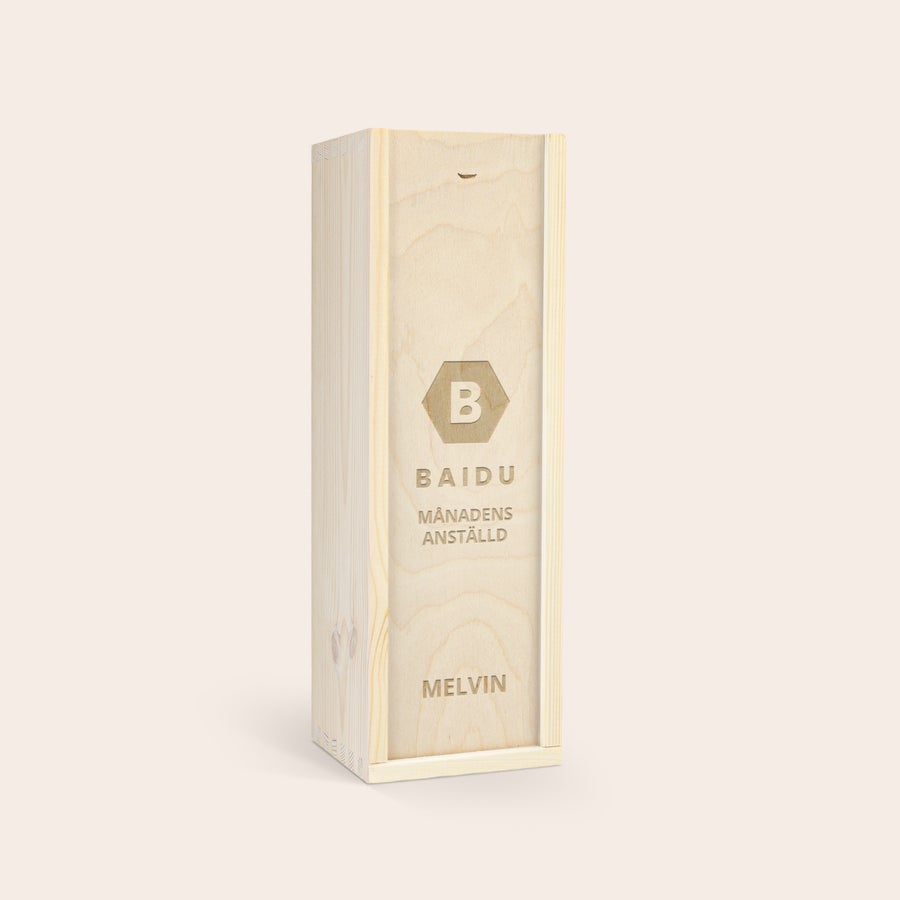 Personlig vin Maison de la Surprise Chardonnay Graverad vinlåda i trä med en personlig design, inklusive texten "Månadens anställd" och namnet "Melvin"