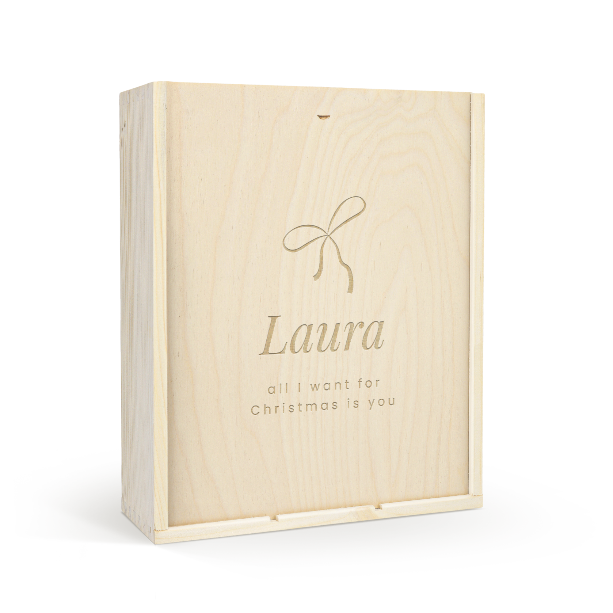 Luxe houten kist met persoonlijke gravure van de naam Laura, een lint en de tekst all i want for christmas is you.