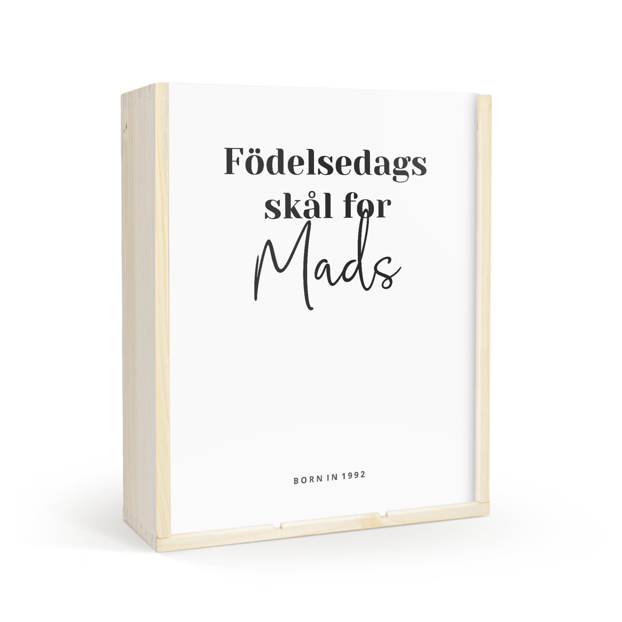Vingåva set i trälåda med tryckt lock texten Födelsedags skål för Mads Born in 1992