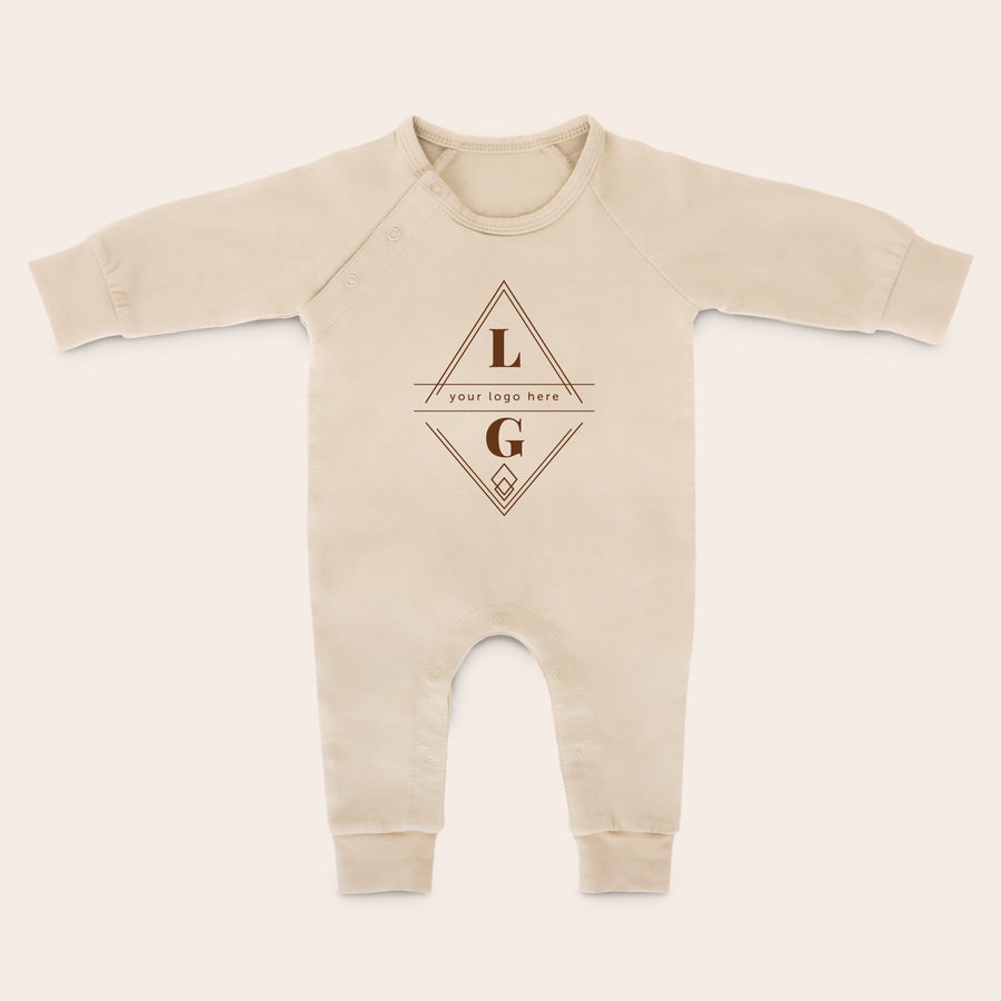 Babystrampler bedrucken Beiger Babystrampler mit langen Ärmeln bedruckt mit einem individuellen Monogramm als tolle Überraschung