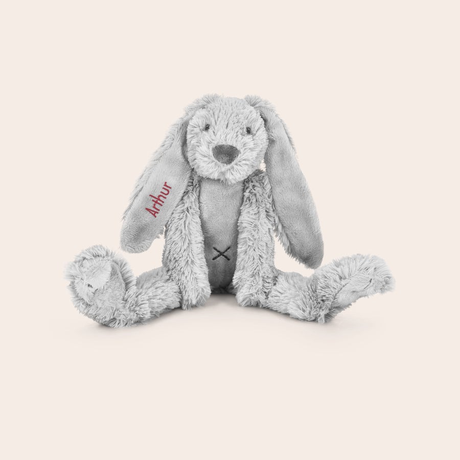 Bamse til babyer Grå Tiny Rabbit Richie kosedyr brodert med navnet "Arthur" i rødt på høyre øre, for et personlig kosedyr.