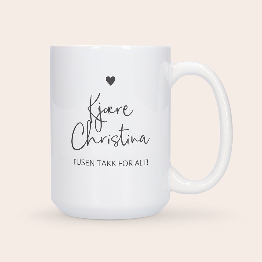 Trykt XXL kopp Hvit XXL-kopp trykt med navnet "Kjære Christina" og teksten "Tusen takk for alt!" med et lite hjerte over navnet.