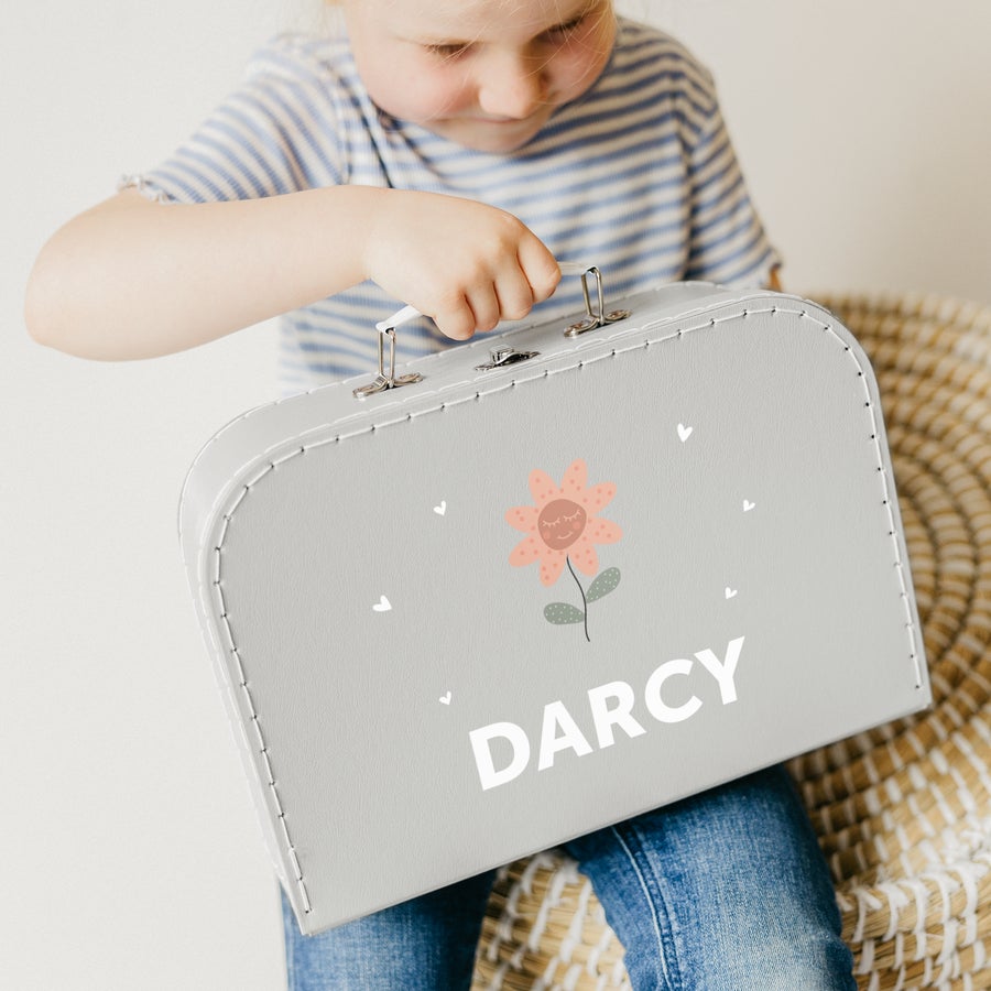 Mala de criança impressa Esta linda mala de brinquedo impressa na cor cinza com um desenho de flor e nome Darcy é perfeita para o quarto de qualquer criança