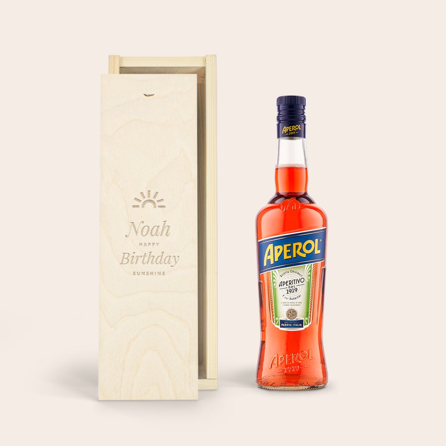 Oferta Aperol Spritz Garrafa de Aperol com caixa de madeira gravada com 'Noah Happy Birthday Sunshine' e um sol, personalizável com nome ou texto para surpreender alguém.