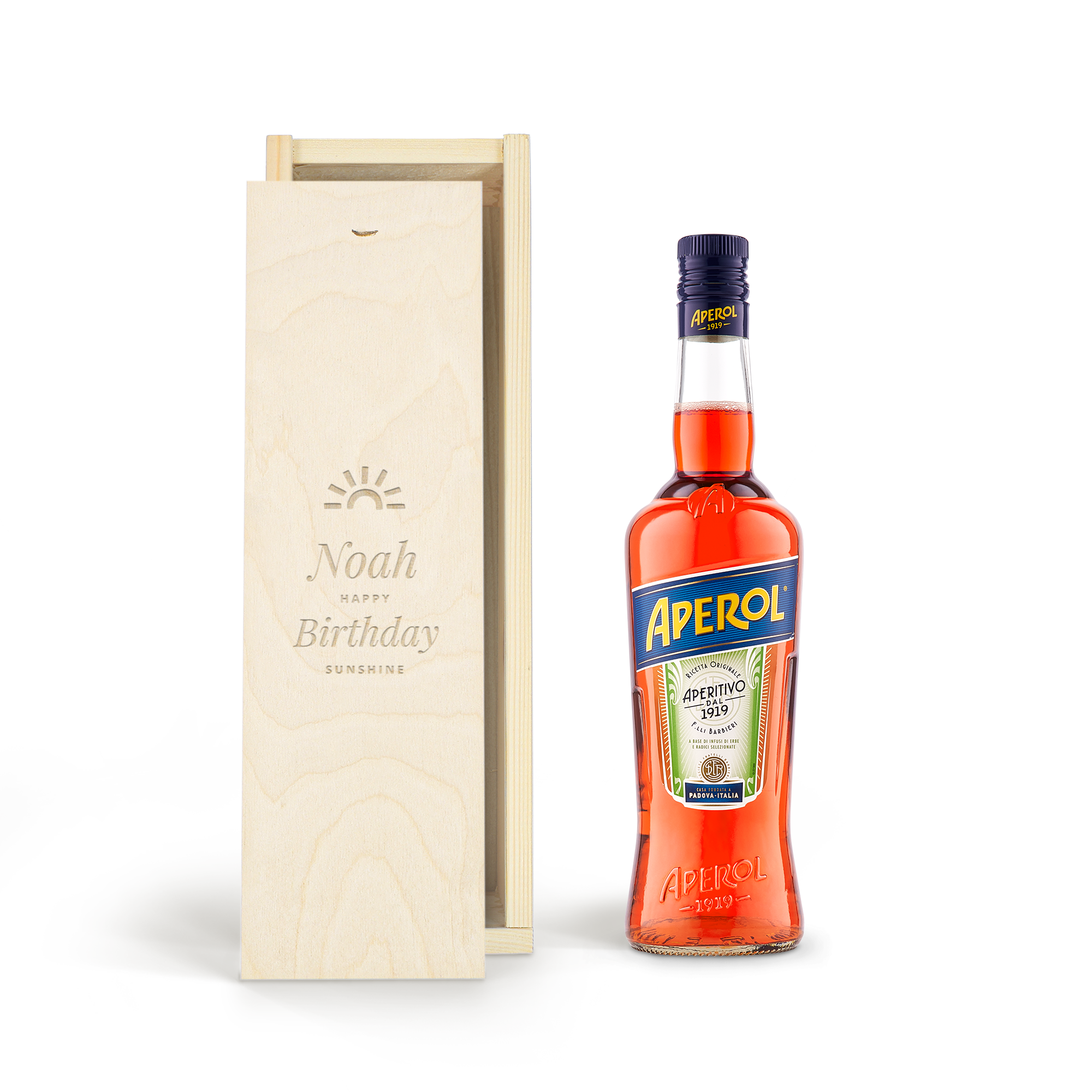 Bouteille d'Aperol avec étui en bois gravé du prénom Noah et du texte Happy Birthday.