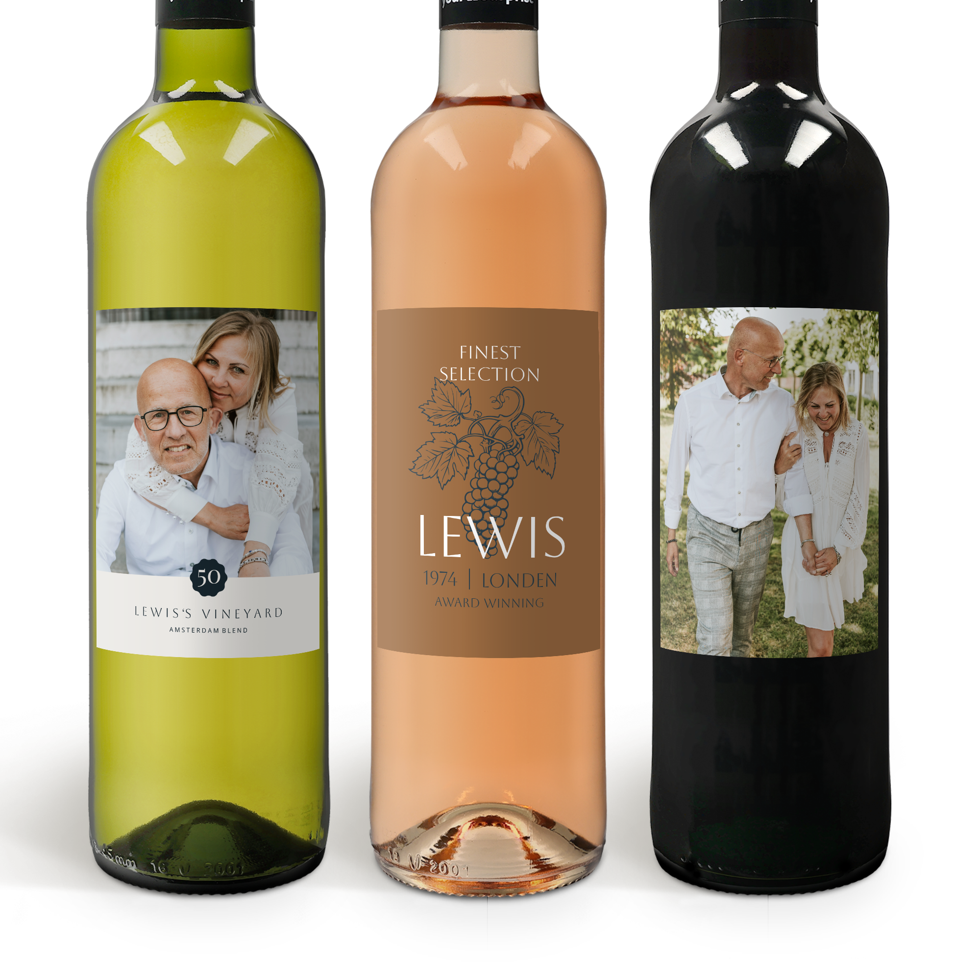 Três garrafas de vinho personalizadas: branco com foto de casal abraçado, rosé com rótulo "Lewis", e tinto com foto de casal a caminhar para surpreender os seus entes queridos.