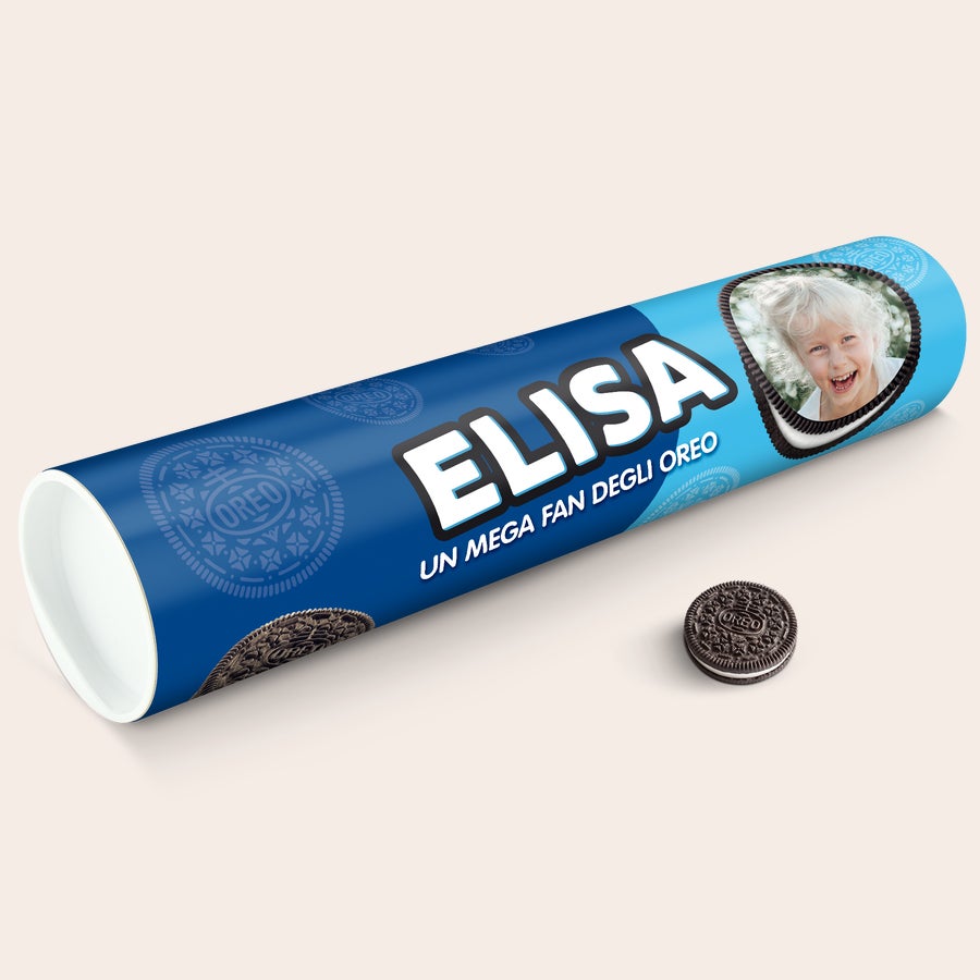 Tubo regalo Oreo XXL personalizzato Tubo regalo Mega Oreo blu personalizzato con foto di una bambina e nome Elisa stampati, un biscotto Oreo a lato per intenditori di biscotti