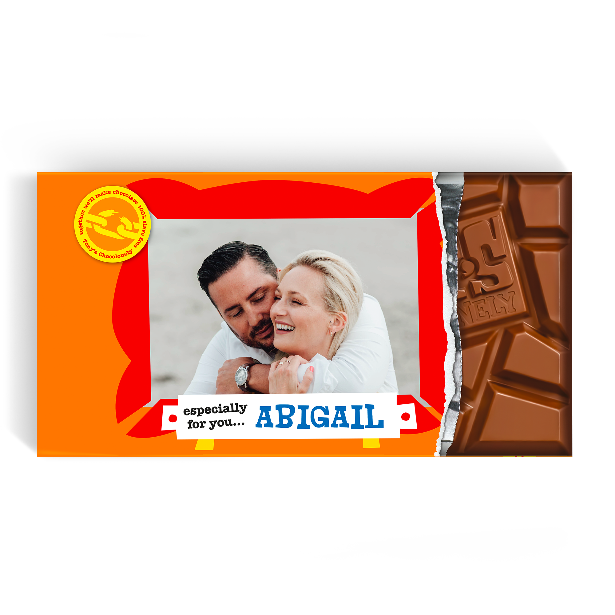 Barra de chocolate XL Tony's con foto personalizada de pareja sonriente y el nombre ABIGAIL, impresa en el empaque.