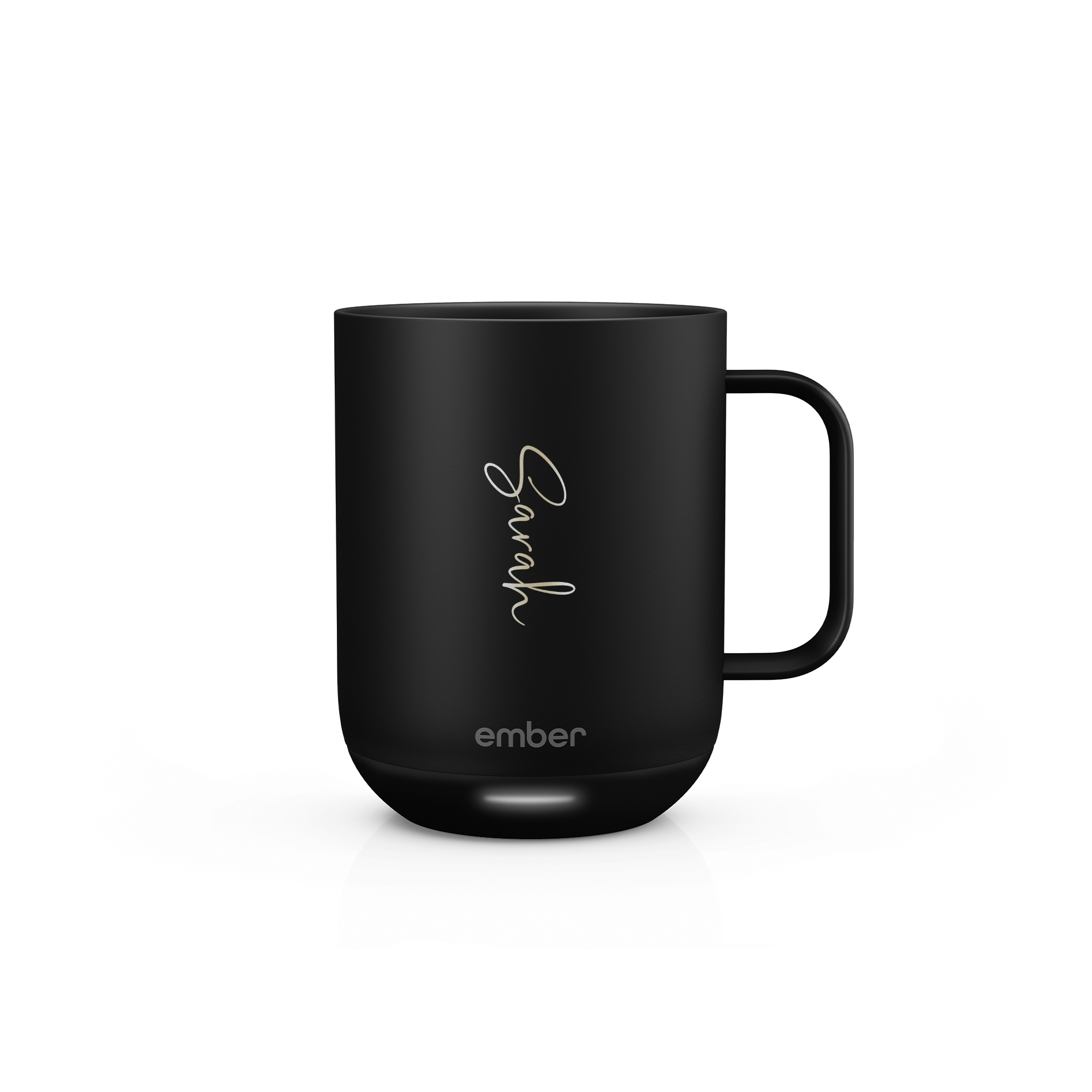 Zwarte Ember Control Mug met lasergravure van de naam Sarah. Geniet van elke slok met een gepersonaliseerde Ember Control Mug!