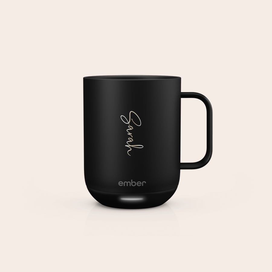 Ember Smart Control Mug Taza Ember Control negra personalizada con el nombre Sarah grabado con láser. ¡Saborea cada sorbo con una taza Ember Control personalizada!