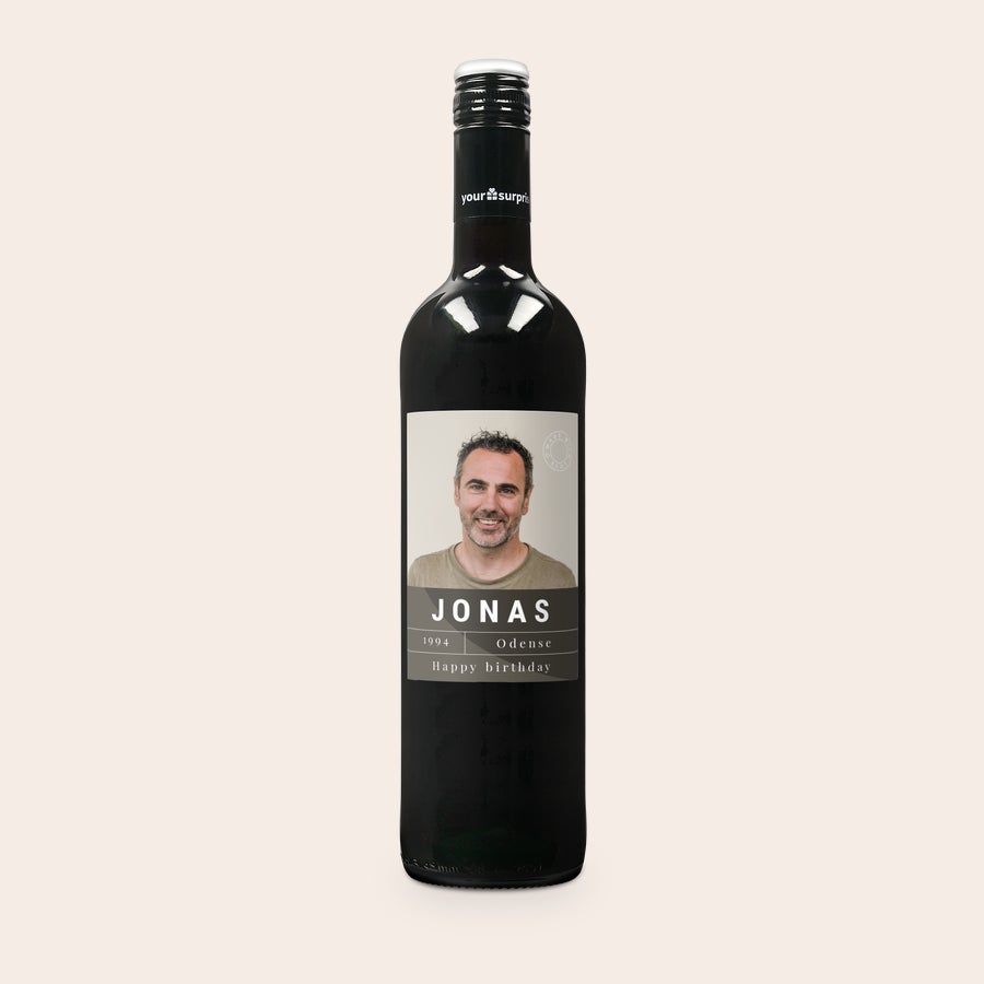 Rødvin med personlig etikette - Maison de la Surprise Cabernet Sauvignon Maison de la Surprise rødvin med personlig etiket, trykt med et foto af en mand, navnet JONAS, årstallet 1994, Odense og teksten Happy Birthday