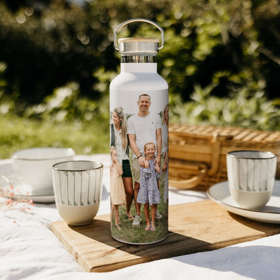 Fľaša s bambusovou zátkou Biela personalizovaná fľaša na vodu s potlačou rodinnej fotografie je praktický darček, ktorý môžete mať vždy so sebou.