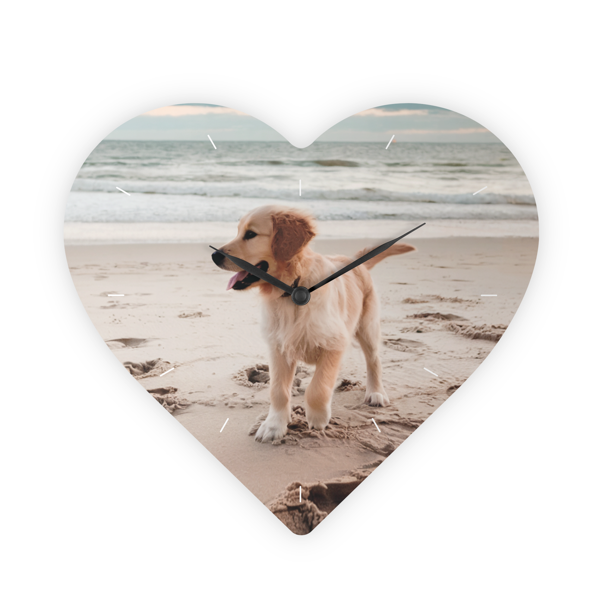 Horloge en forme de cœur personnalisée avec une photo de chiot sur la plage.