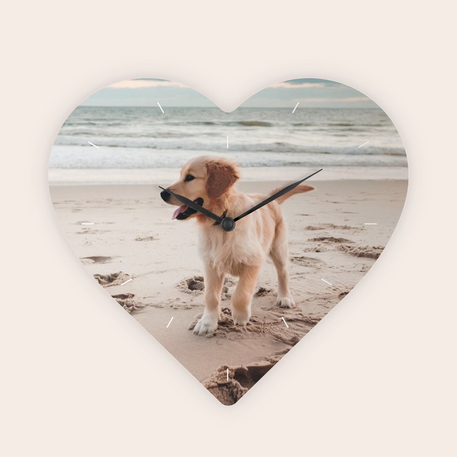 Klocka - Hjärtformad Hjärtformad personlig klocka med ett foto av en golden retriever-valp på stranden tryckt på urtavlan