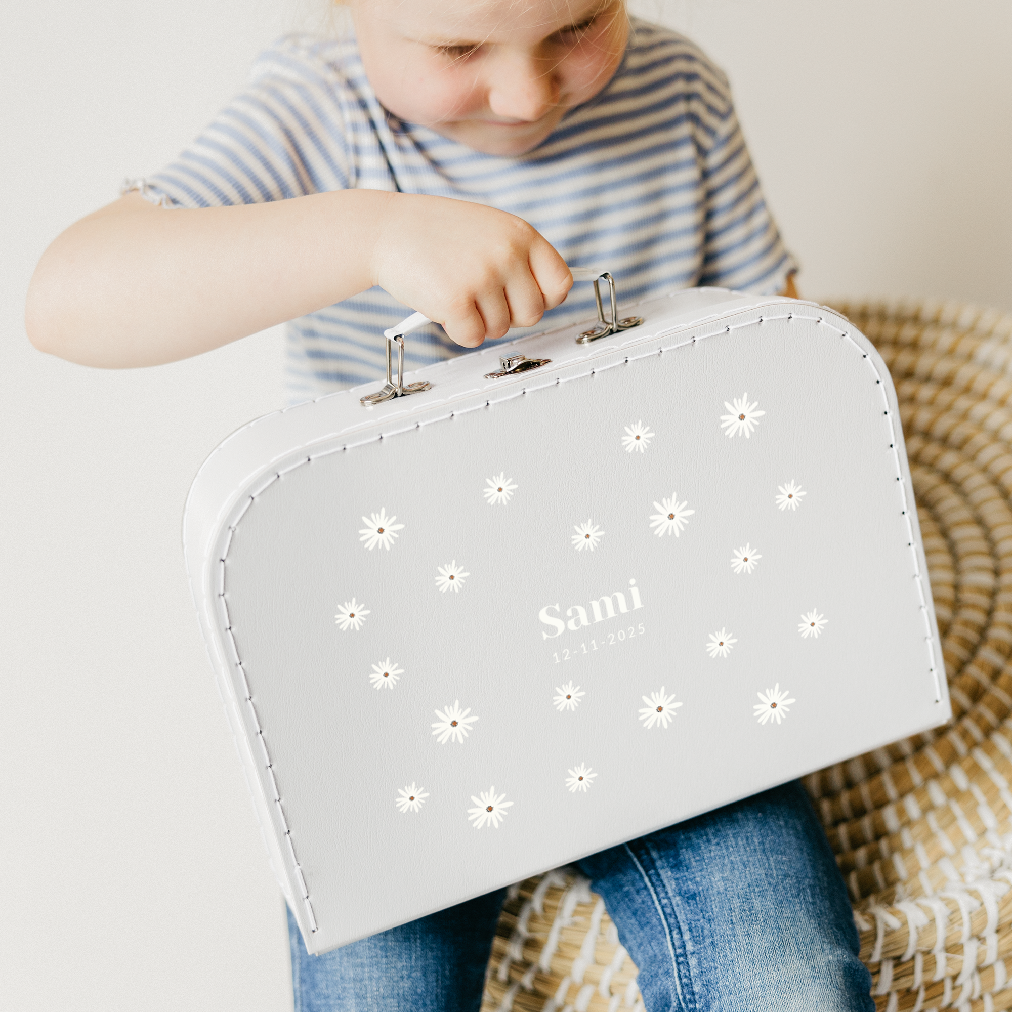 Valisette enfant personnalisable Gris Grand avec motif marguerites et un prénom Sami et la date 12-11-2025 imprimés