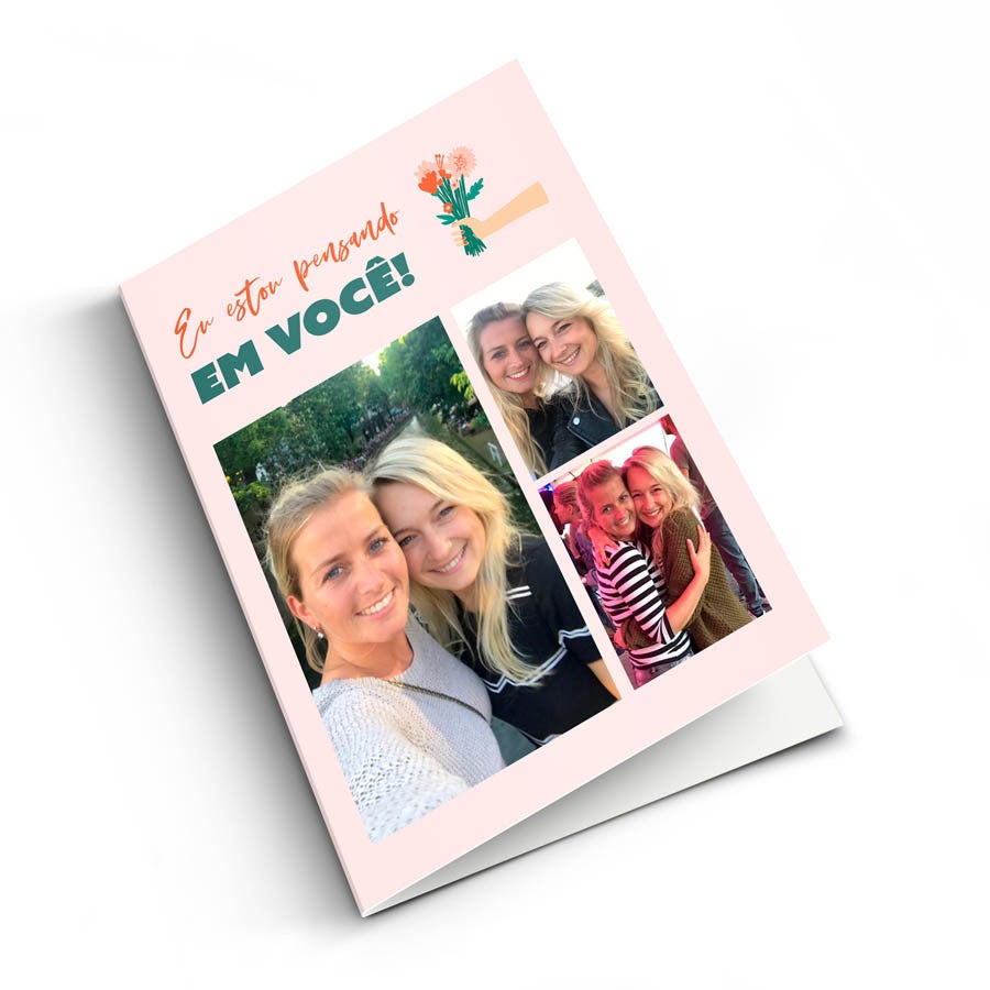 Cartão de foto personalizado com 3 fotos, frase "Eu estou pensando em você" e buquê de flores, para que seus entes queridos saibam que você está pensando neles.