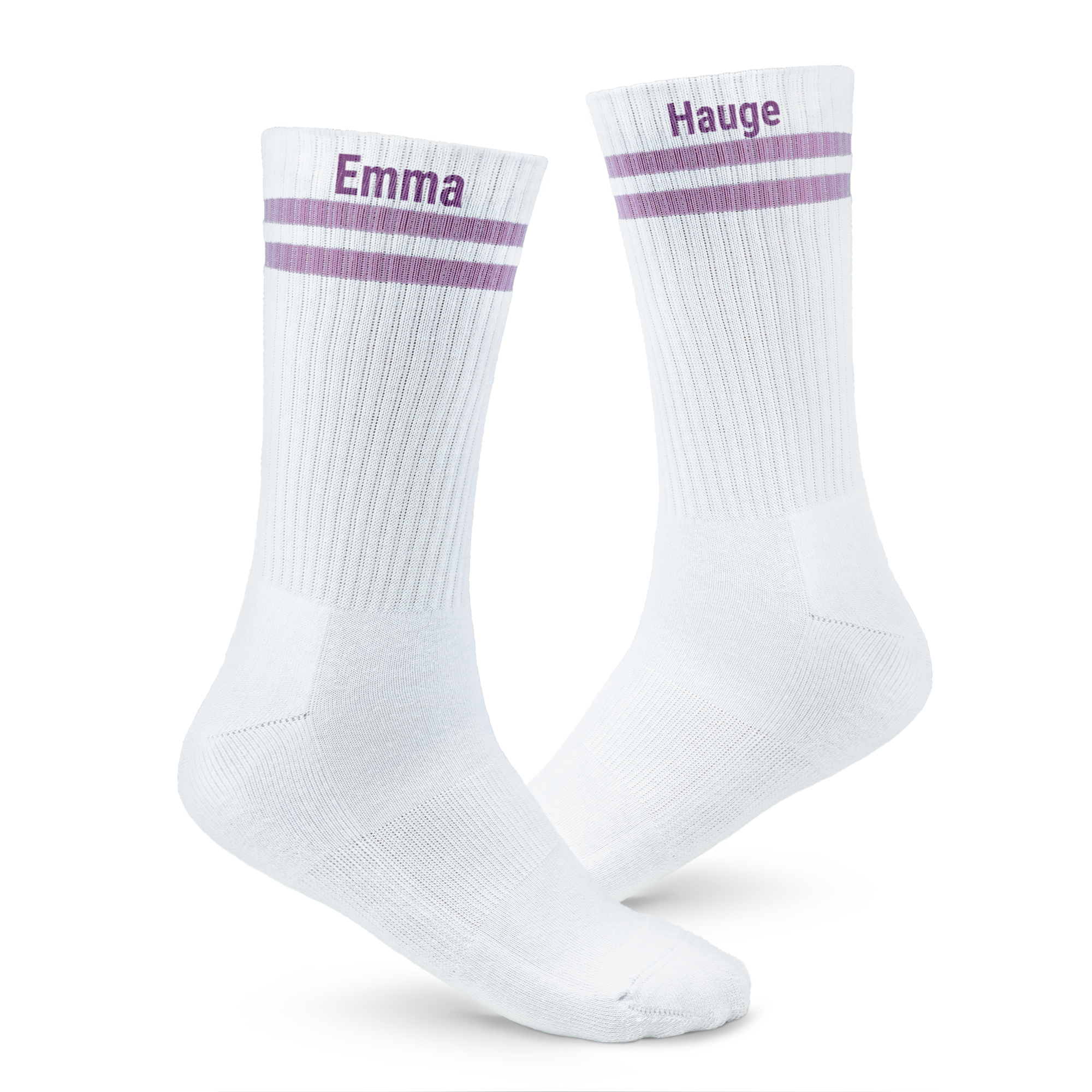 Hvite personlige sportssokker med lilla striper og navnene "Emma" og "Hauge" trykt på.