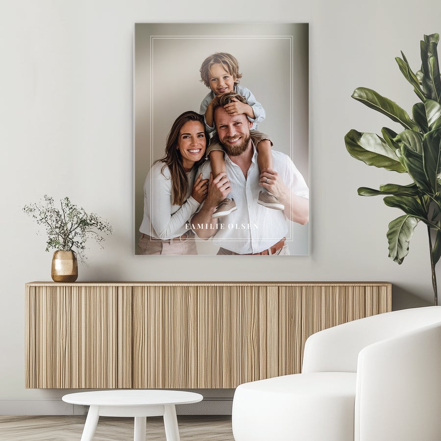 Foto på akryl Bilde på akryl med et familiebilde av foreldre og barn, rammet inn med teksten FAMILIE OLSEN.