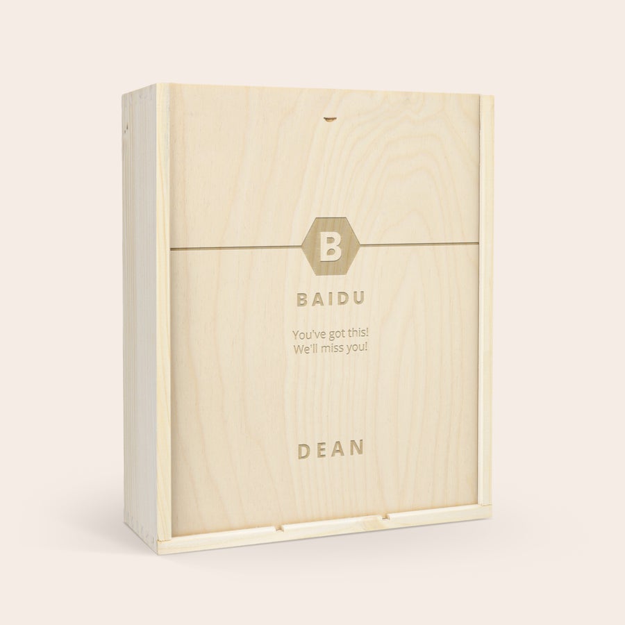 Ambalaje personalizate pentru șampanie Carcasă de lux din lemn natur, gravată personalizat cu "B", "BAIDU", "You've got this!", "We'll miss you!" și "DEAN", cu spațiu pentru o sticlă și 2 pahare de șampanie.