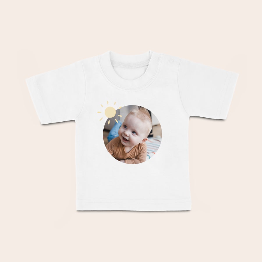 Baby shirt bedrukken Wit baby shirt bedrukt met een foto van een baby en een zonnetje voor jouw kleintje