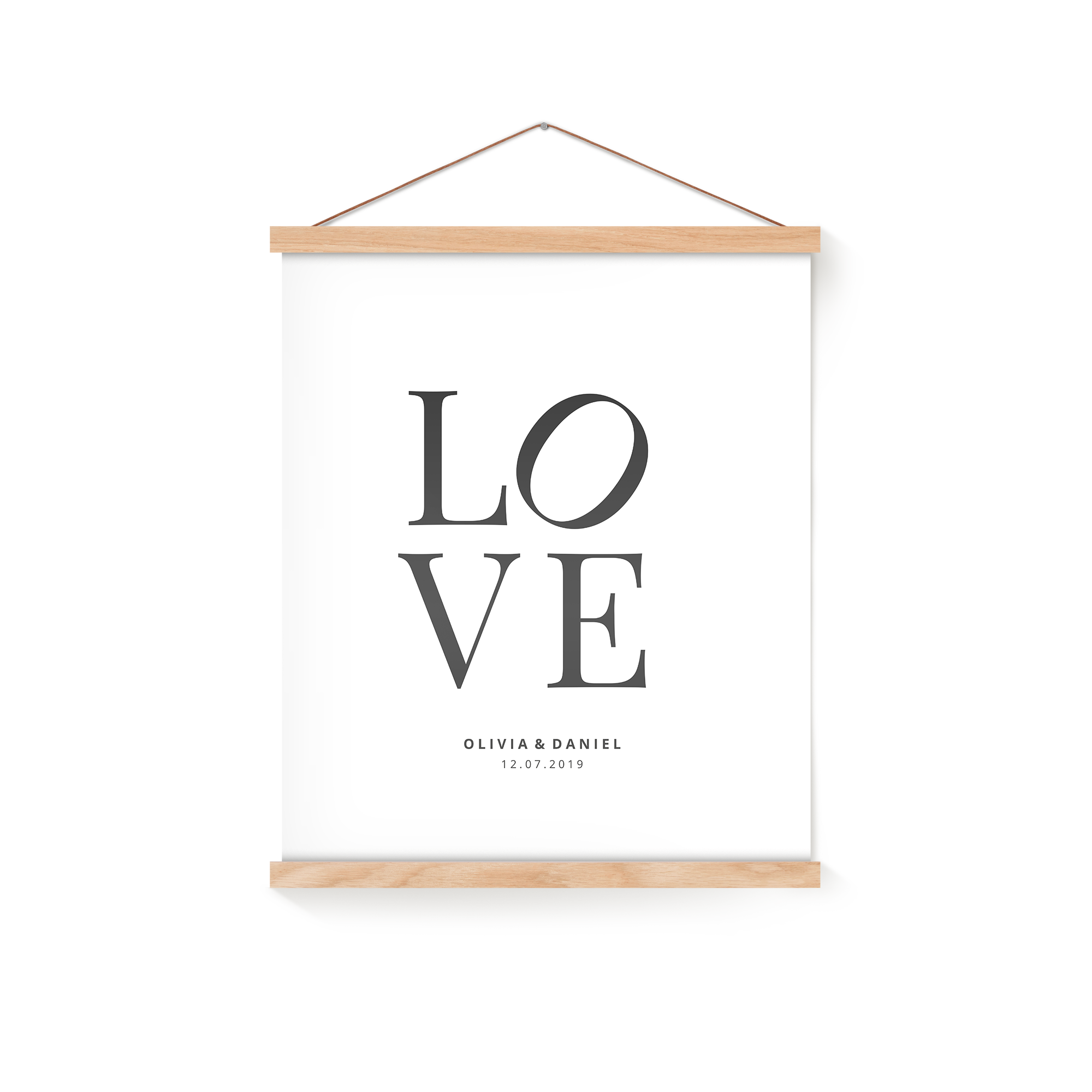 Biely personalizovaný plagát s textom LOVE Olivia & Daniel 12.07.2019 vytlačený v magnetickom držiaku na plagáty
