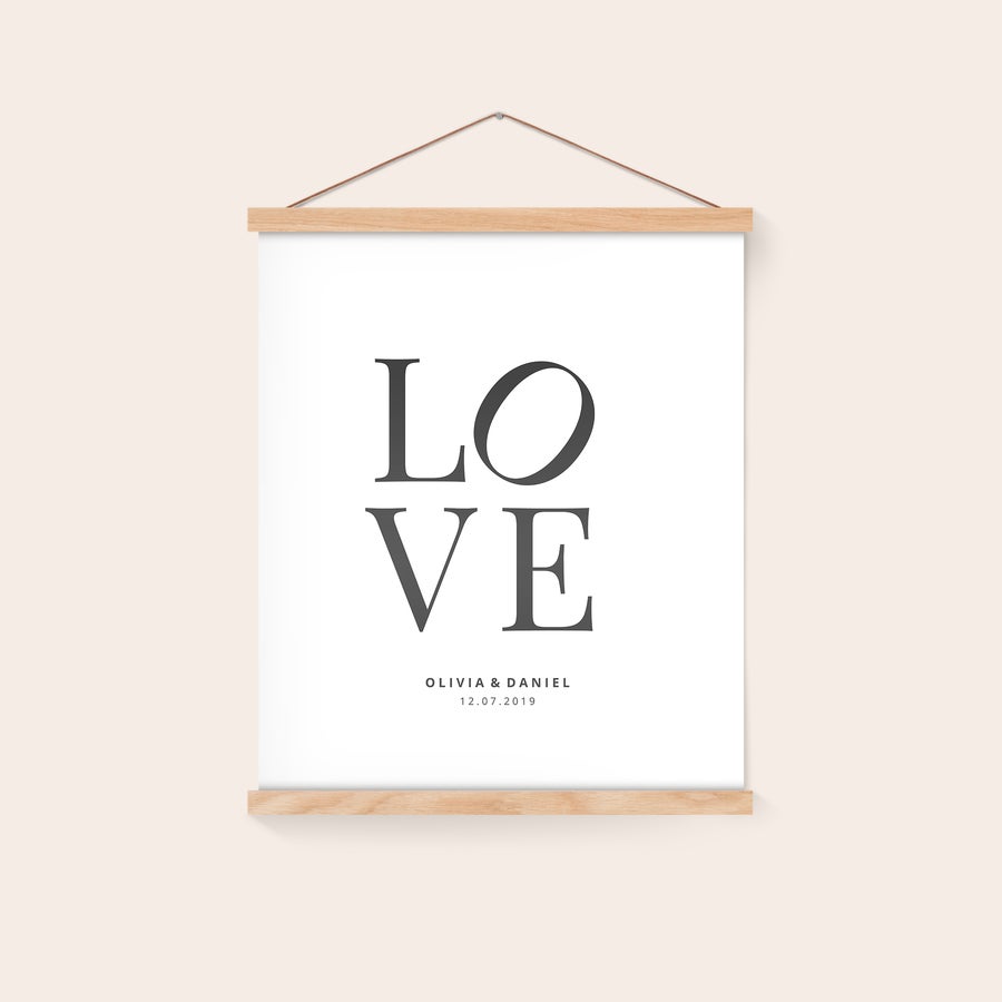 Póster personalizado con colgador Póster personalizado con la palabra LOVE y nombres impresos, colgado con un colgador magnético de madera.
