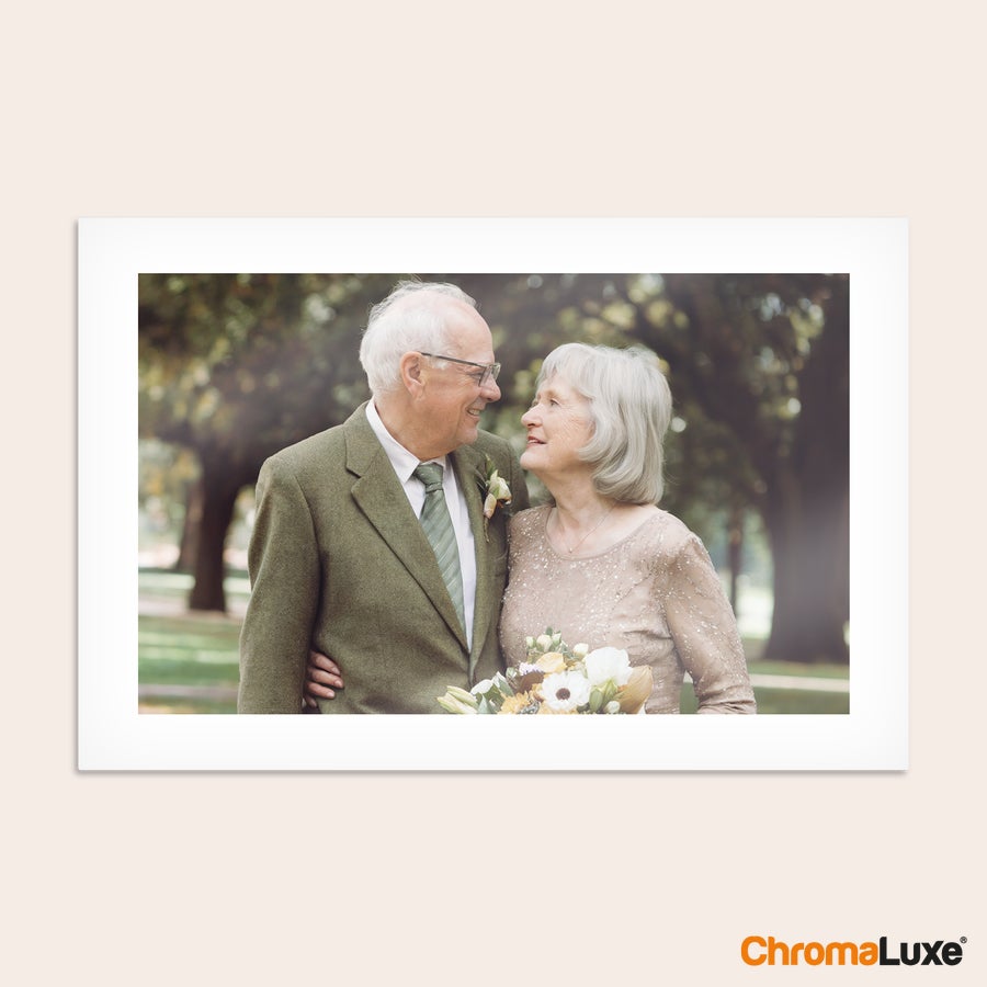 Foto afdrukken op aluminium Gepersonaliseerd ChromaLuxe aluminium fotopaneel met geprinte foto van een oud echtpaar en een boeket