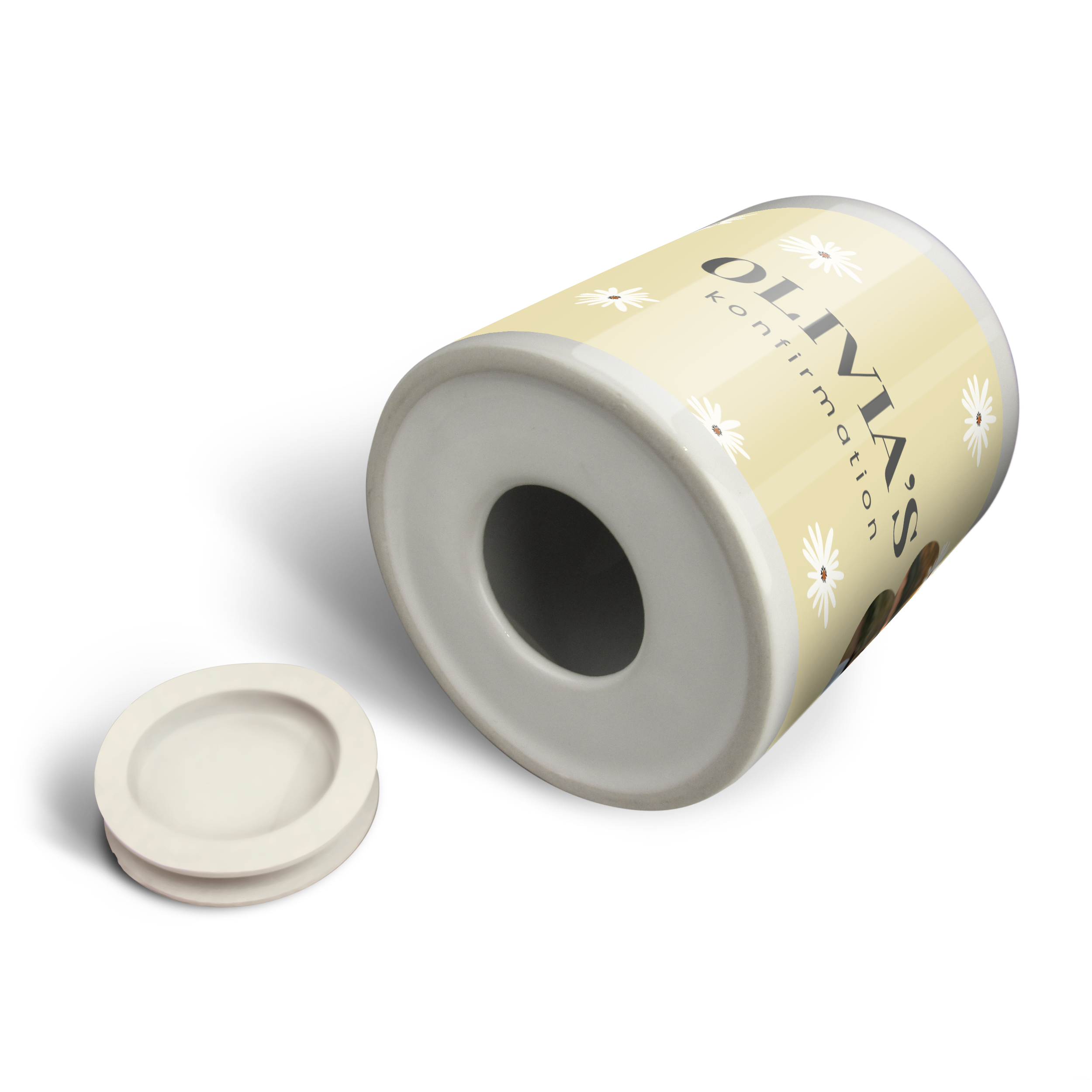 Personlig sparlåda i keramik, tryckt med namnet Olivia och "Konfirmation" bland tusenskönor.