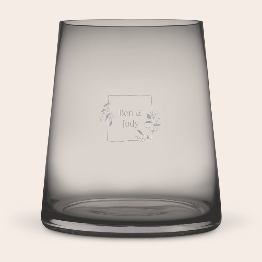 Vaso gravado com nome Vaso de vidro personalizado com os nomes Ben & Jody gravados dentro de uma moldura floral decorativa
