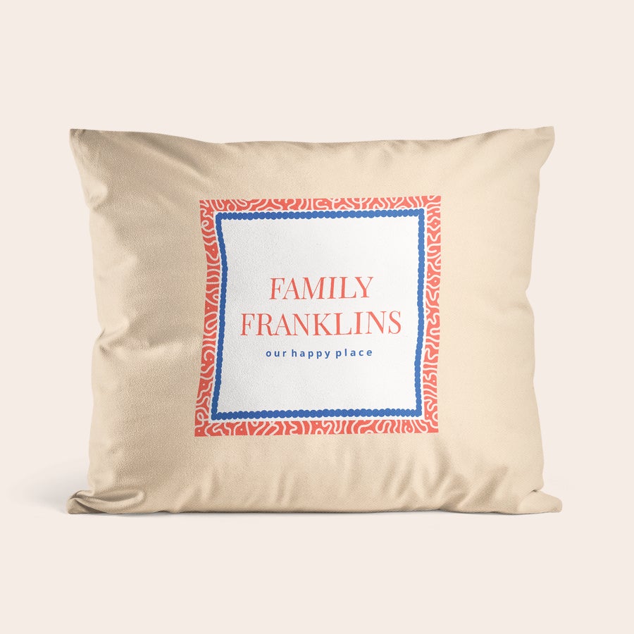 Perne și cutii de perne personalizate Pernă bej din bumbac cu model imprimat personalizat FAMILY FRANKLINS și text "our happy place", transformă orice spațiu