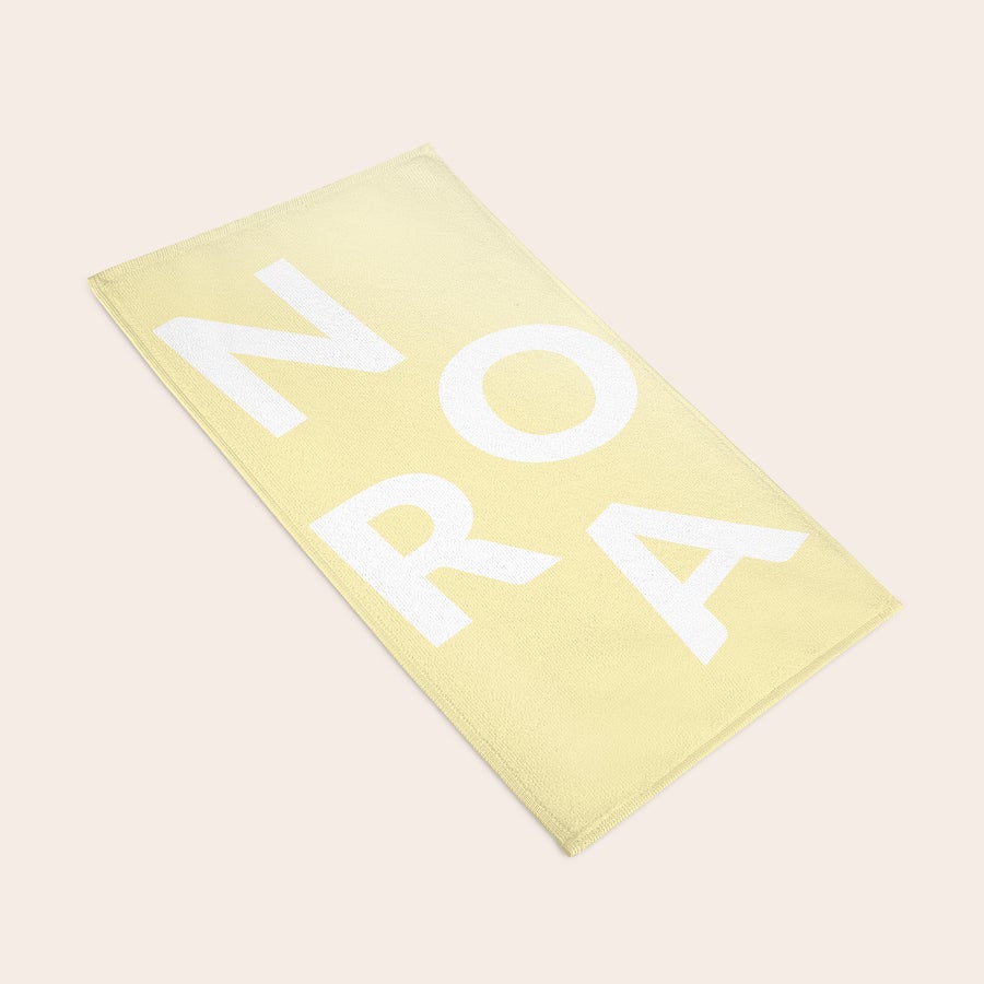 Personalizirana brisača Rumena osebna brisača, potiskana z imenom NORA, presenetite svoje najdražje.