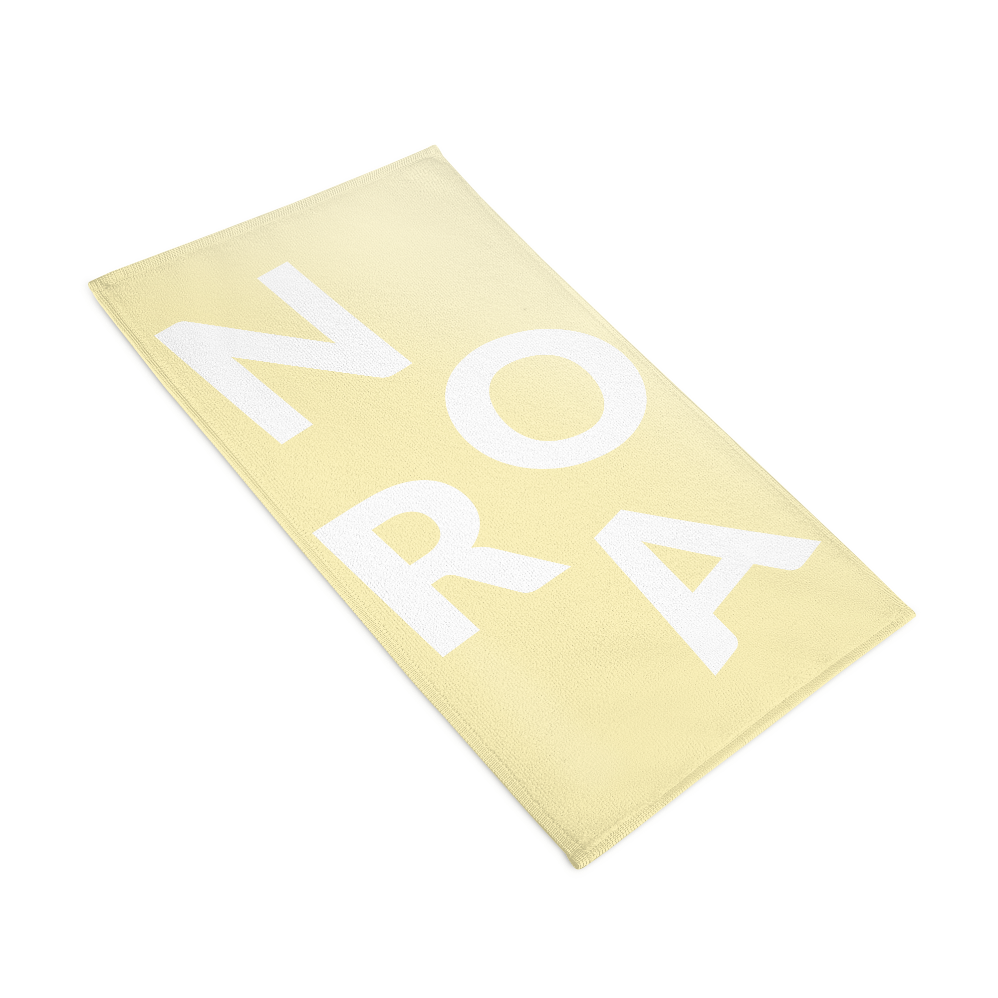 Žlutý personalizovaný ručník s bílým potiskem jména NORA, pro překvapení milované osoby.