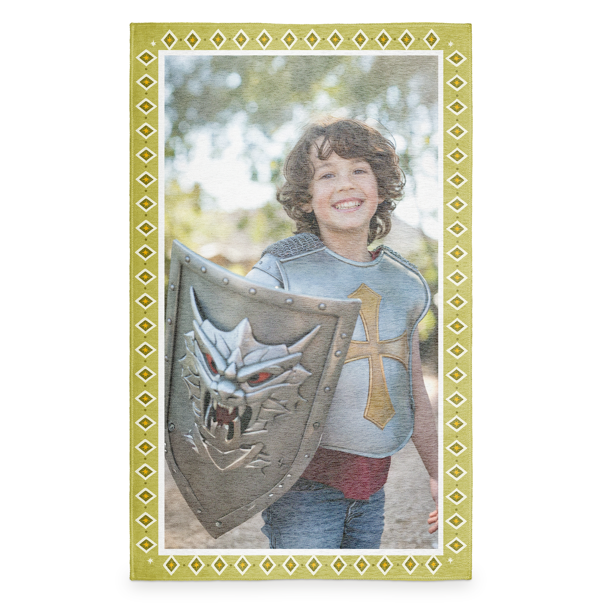 Tappetino da gioco personalizzato con foto di un bambino vestito da cavaliere, bordi verdi e oro, ideale per il tempo di gioco