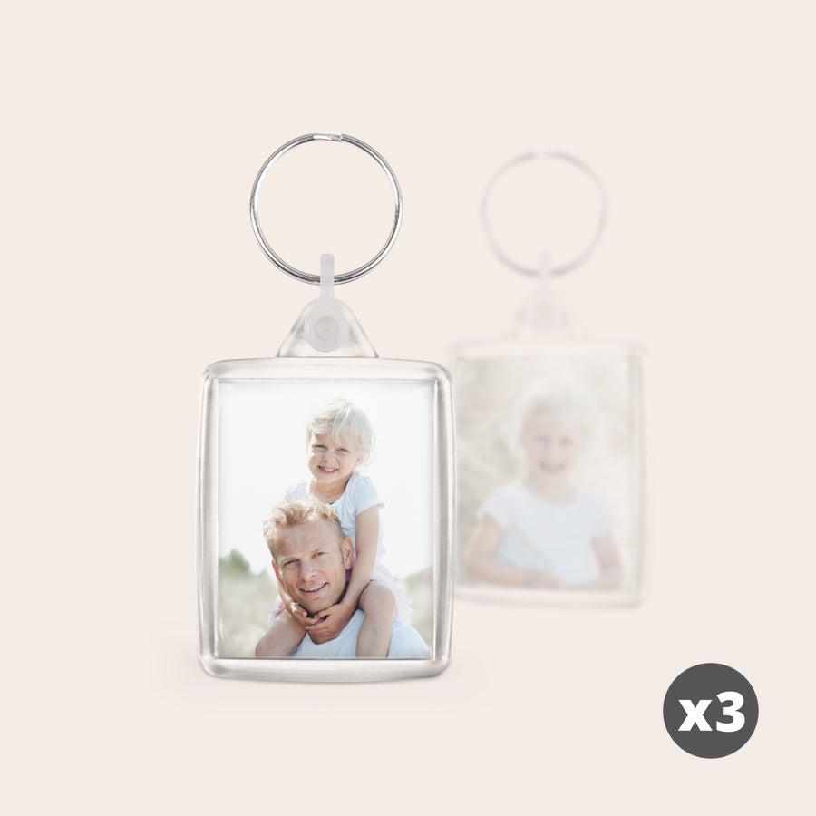 Porta-chaves com foto - frente e verso (conjunto de 3) Crie um conjunto personalizado de chaveiros exclusivos com uma foto impressa nos dois lados, com a imagem de um pai e seu filho
