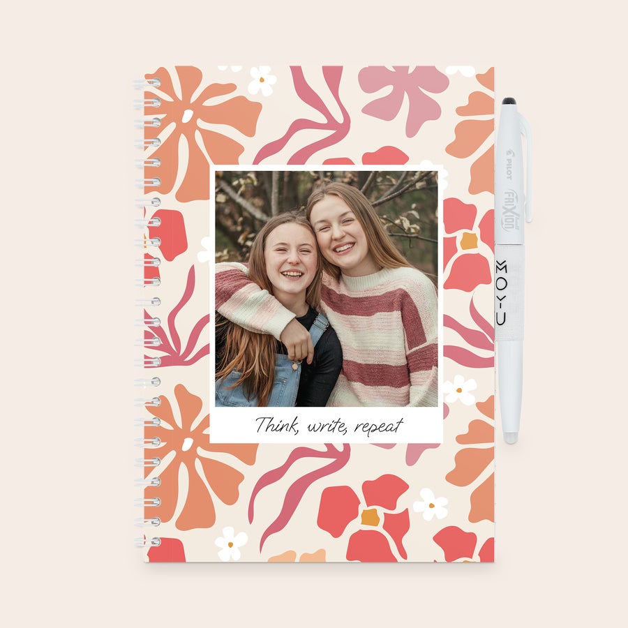 Libreta borrable personalizada MOYU Cuaderno borrable MOYU con portada floral naranja y rosa, con una foto personalizada de dos chicas sonrientes y el texto "Think, write, repeat". Mejora la toma de notas con el cuaderno borrable personalizado MOYU.