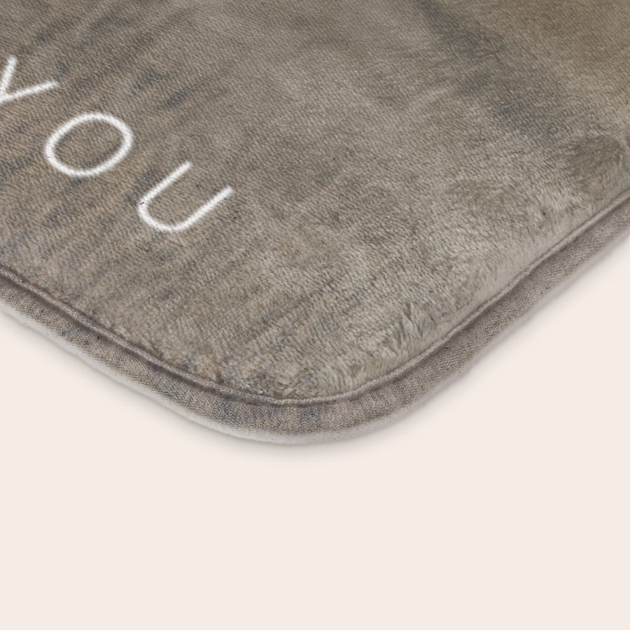 Personalizovaná kúpeľňová predložka - 70 x 50 cm Personalizovaná kúpeľňová predložka so slovom YOU, ktorá premení každú kúpeľňu na osobné útočisko.
