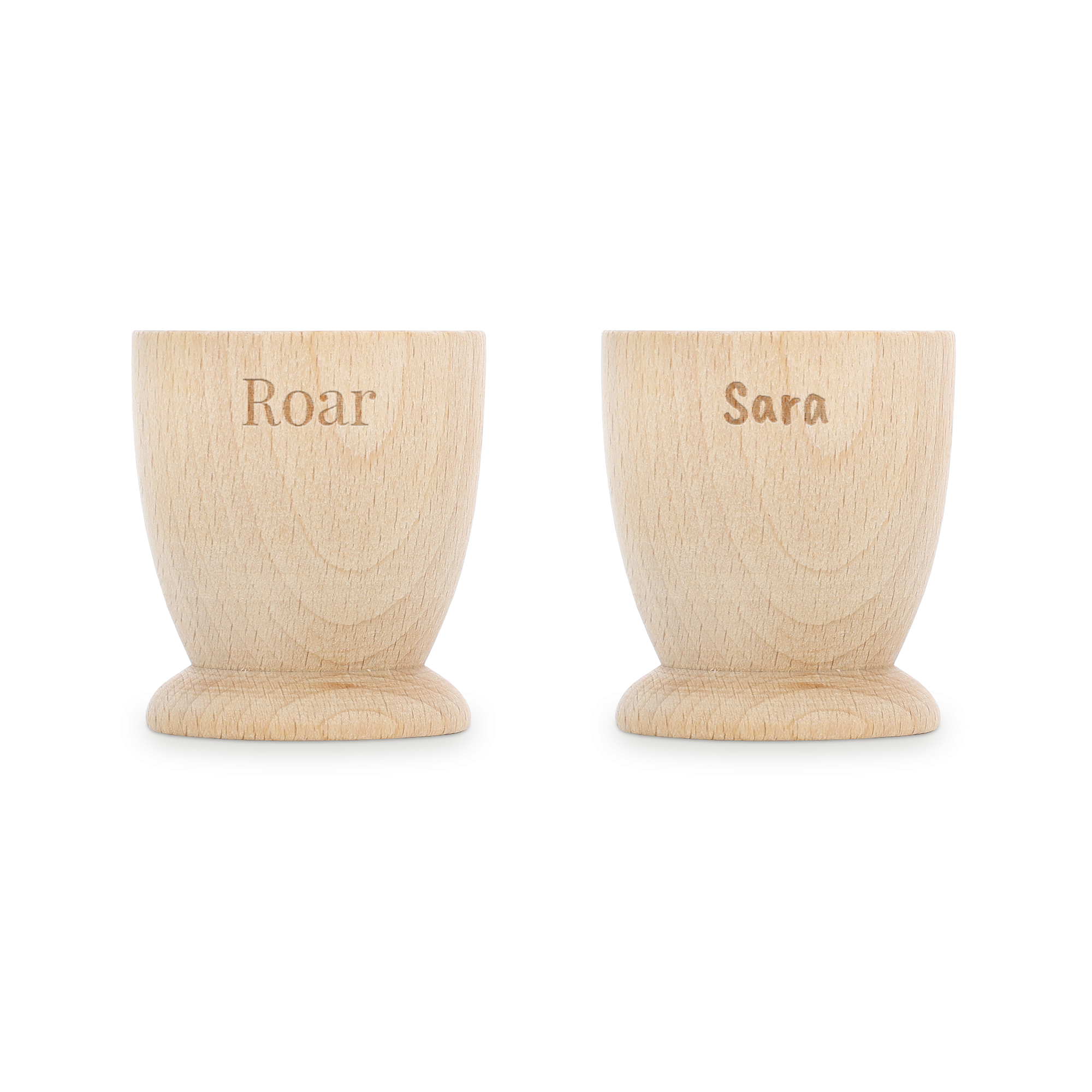 To personlige eggekopper i bøketre med navnene "Roar" og "Sara" inngravert. Gjør frokosten minneverdig.