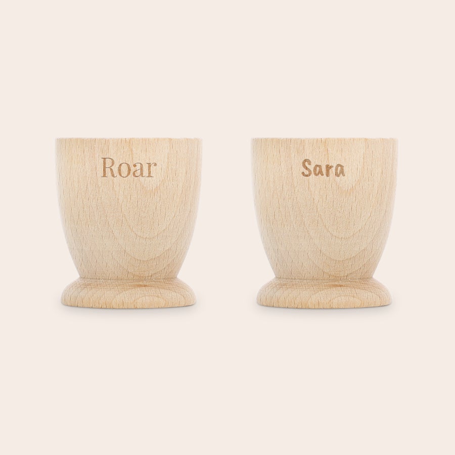 Personlig eggebeger To personlige eggekopper i bøketre med navnene "Roar" og "Sara" inngravert. Gjør frokosten minneverdig.