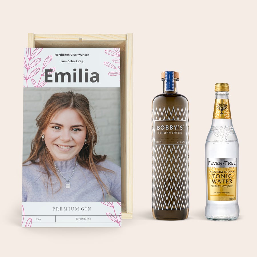 Bobby´s Gin - Gin Tonic Set Geschenk Gin Tonic Set mit Bobby's Gin in einer Holzkiste, bedruckt mit einem Foto und dem Namen Emilia.